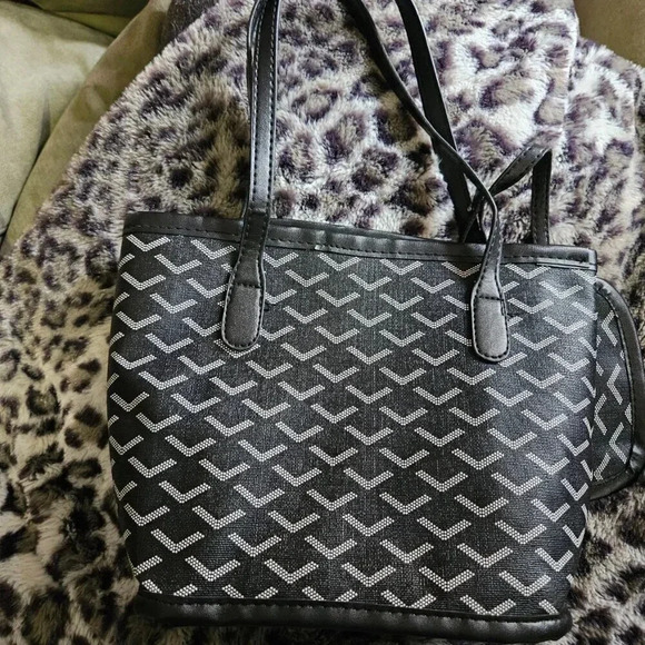 Fashion Black and  Whit Mini Tote Bag with Removable Pouch - Super Cute! - Picture 12 of 12